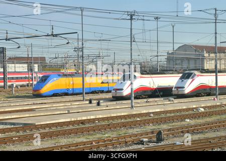 Le train Frecciabianca s'est arrêté à la gare centrale de Milan Banque D'Images