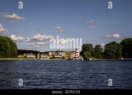 Rheinsberg : Hafen mit Hotel. - Blick auf die wasserseitige Zufahrt mit Leuchtturm und Hotel des 2008 eröffneten Hafendorfes Rheinsberg dans le Brandebourg. Banque D'Images