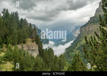 Randonnée dans la vallée d'Ordesa dans le parc national de Monte Perdido, Pyrénées espagnoles. Banque D'Images
