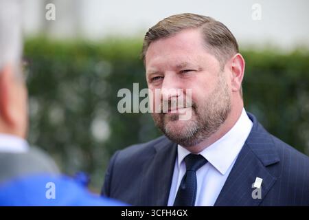 Solingen, Allemagne. 23 août 2025. Tim Kurzbach, le maire de Solingen, se tient au Fronhof avant le début de la cérémonie de commémoration de l'attentat terroriste de Solingen. Crédit : Christoph Reichwein/dpa/Alamy Live News Banque D'Images