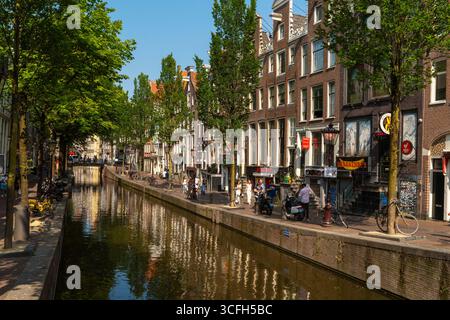 Idyllique petit canal vue, Amsterdam, Hollande, pays-Bas. Banque D'Images