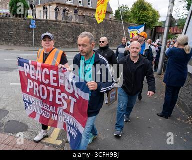 Perth, Écosse, Royaume-Uni. 23 août 2025. Manifestation d'un groupe anti-immigration abolissant le système d'asile devant le Radisson Blu Hotel dans le centre-ville de Perth. Les groupes protestaient contre le logement des migrants à l'hôtel. Une contre-manifestation organisée par des groupes pro-réfugiés a eu lieu en face. Iain Masterton/Alamy Live News Banque D'Images