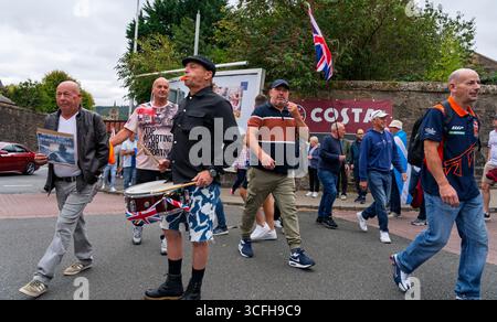 Perth, Écosse, Royaume-Uni. 23 août 2025. Manifestation d'un groupe anti-immigration abolissant le système d'asile devant le Radisson Blu Hotel dans le centre-ville de Perth. Les groupes protestaient contre le logement des migrants à l'hôtel. Une contre-manifestation organisée par des groupes pro-réfugiés a eu lieu en face. Iain Masterton/Alamy Live News Banque D'Images