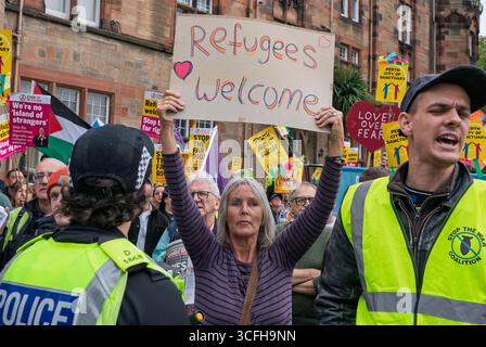 Perth, Écosse, Royaume-Uni. 23 août 2025. Manifestation d'un groupe anti-immigration abolissant le système d'asile devant le Radisson Blu Hotel dans le centre-ville de Perth. Les groupes protestaient contre le logement des migrants à l'hôtel. Une contre-manifestation organisée par des groupes pro-réfugiés a eu lieu en face. Iain Masterton/Alamy Live News Banque D'Images