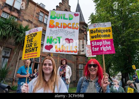 Perth, Écosse, Royaume-Uni. 23 août 2025. Manifestation d'un groupe anti-immigration abolissant le système d'asile devant le Radisson Blu Hotel dans le centre-ville de Perth. Les groupes protestaient contre le logement des migrants à l'hôtel. Une contre-manifestation organisée par des groupes pro-réfugiés a eu lieu en face. Iain Masterton/Alamy Live News Banque D'Images