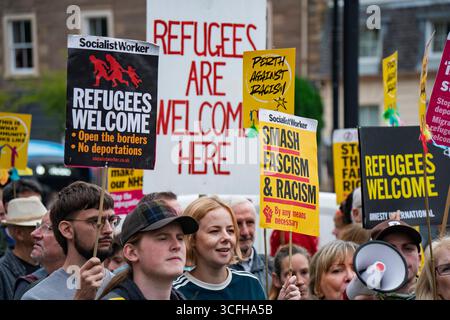 Perth, Écosse, Royaume-Uni. 23 août 2025. Manifestation d'un groupe anti-immigration abolissant le système d'asile devant le Radisson Blu Hotel dans le centre-ville de Perth. Les groupes protestaient contre le logement des migrants à l'hôtel. Une contre-manifestation organisée par des groupes pro-réfugiés a eu lieu en face. Iain Masterton/Alamy Live News Banque D'Images