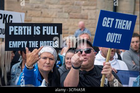 Perth, Écosse, Royaume-Uni. 23 août 2025. Manifestation d'un groupe anti-immigration abolissant le système d'asile devant le Radisson Blu Hotel dans le centre-ville de Perth. Les groupes protestaient contre le logement des migrants à l'hôtel. Une contre-manifestation organisée par des groupes pro-réfugiés a eu lieu en face. Iain Masterton/Alamy Live News Banque D'Images