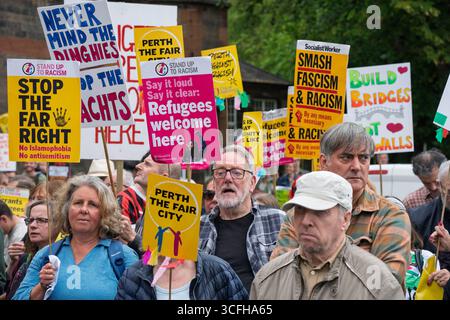 Perth, Écosse, Royaume-Uni. 23 août 2025. Manifestation d'un groupe anti-immigration abolissant le système d'asile devant le Radisson Blu Hotel dans le centre-ville de Perth. Les groupes protestaient contre le logement des migrants à l'hôtel. Une contre-manifestation organisée par des groupes pro-réfugiés a eu lieu en face. Iain Masterton/Alamy Live News Banque D'Images