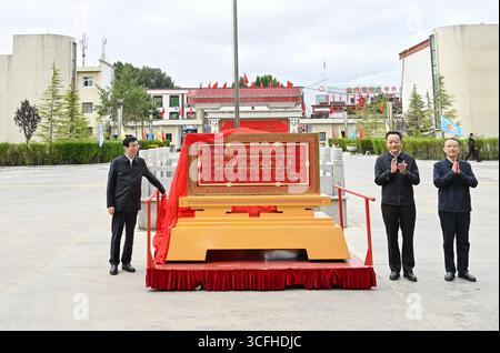 (250823) -- PÉKIN, 23 août 2025 (Xinhua) -- Wang Huning, membre du Comité permanent du Bureau politique du Comité central du Parti communiste chinois (PCC), président du Comité national de la Conférence consultative politique du peuple chinois et chef d'une délégation centrale, et des membres de la délégation présentent une plaque à la ville de Xigaze à Xigaze, dans la région autonome de Xizang au sud-ouest de la Chine, 23 août 2025. Confiés par Xi Jinping, secrétaire général du Comité central du PCC, les membres de la délégation centrale ont rendu visite aux responsables locaux et aux résidents de Xigaze on Banque D'Images