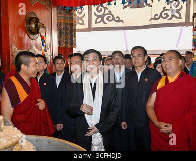 (250823) -- PÉKIN, 23 août 2025 (Xinhua) -- Wang Huning, membre du Comité permanent du Bureau politique du Comité central du Parti communiste chinois (PCC), président du Comité national de la Conférence consultative politique du peuple chinois et chef d'une délégation centrale, et des membres de la délégation rendent visite à des personnalités patriotiques des cercles religieux de Xizang au monastère de Tashilhunpo à Xigaze, région autonome de Xizang, dans le sud-ouest de la Chine, 23 août 2025. Confiés par Xi Jinping, secrétaire général du Comité central du PCC, les membres de la délégation centrale ont visité l Banque D'Images