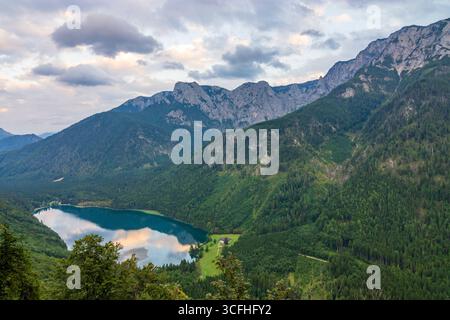 Ebensee am Traunsee : lac Vorderer Langbathsee, chaîne de montagnes Höllengebirge à Salzkammergut, Oberösterreich, haute-Autriche, Autriche Banque D'Images