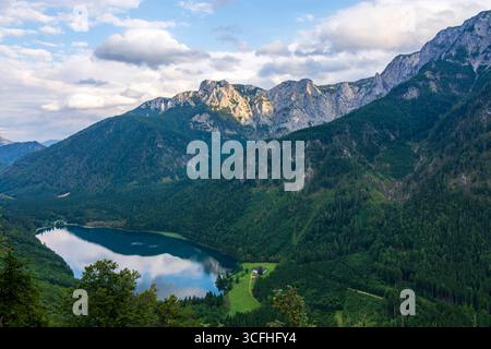 Ebensee am Traunsee : lac Vorderer Langbathsee, chaîne de montagnes Höllengebirge à Salzkammergut, Oberösterreich, haute-Autriche, Autriche Banque D'Images