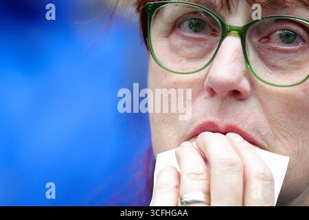 Solingen, Allemagne. 23 août 2025. Une femme pleure au service commémoratif après l'attentat terroriste de Solingen. Crédit : Christoph Reichwein/dpa/Alamy Live News Banque D'Images