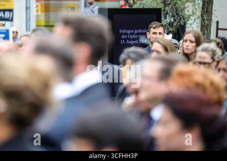 Solingen, Allemagne. 23 août 2025. Un panneau LED commémore les victimes de l'attaque terroriste lors du service commémoratif à Solingen. Crédit : Christoph Reichwein/dpa/Alamy Live News Banque D'Images