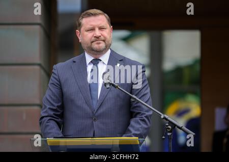 Solingen, Allemagne. 23 août 2025. Tim Kurzbach, maire de Solingen, intervient lors du service commémoratif. Crédit : Christoph Reichwein/dpa/Alamy Live News Banque D'Images