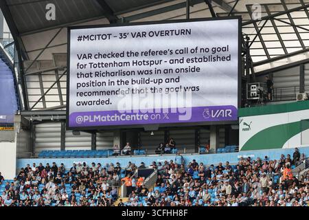 Manchester, Royaume-Uni. 23 août 2025. Annonce DU VAR sur le but de Tottenham lors du match de premier League Manchester City vs Tottenham Hotspur à l'Etihad Stadium, Manchester, Royaume-Uni, le 23 août 2025 (photo par Mark Cosgrove/News images) à Manchester, Royaume-Uni le 23/08/2025. (Photo de Mark Cosgrove/News images/SIPA USA) crédit : SIPA USA/Alamy Live News Banque D'Images