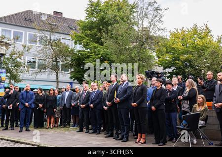 Solingen, Allemagne. 23 août 2025. Les politiciens et les proches des victimes sont réunis lors du service commémoratif un an après l'attentat terroriste de Solingen. Crédit : Christoph Reichwein/dpa/Alamy Live News Banque D'Images