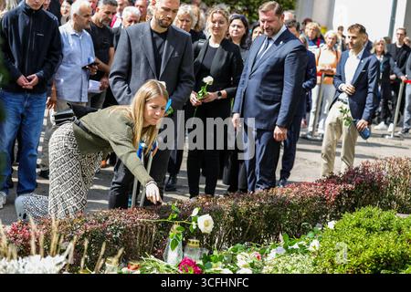 Solingen, Allemagne. 23 août 2025. Un parent d'une victime pose une rose blanche sur la pierre commémorative de l'attentat terroriste de Solingen. Crédit : Christoph Reichwein/dpa/Alamy Live News Banque D'Images