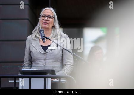 Solingen, Allemagne. 23 août 2025. Ilka Werner, surintendante du district de l’Église protestante de Solingen, prend la parole lors du service commémoratif. Crédit : Christoph Reichwein/dpa/Alamy Live News Banque D'Images