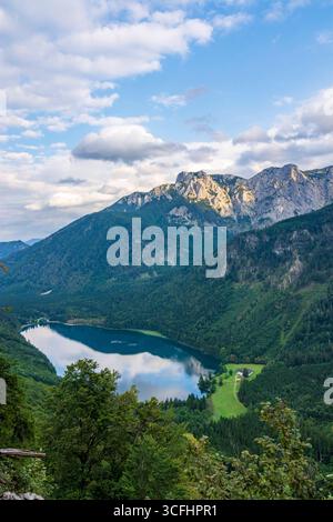 lac Vorderer Langbathsee, chaîne de montagnes Höllengebirge Ebensee am Traunsee Salzkammergut Oberösterreich, haute-Autriche Autriche Banque D'Images