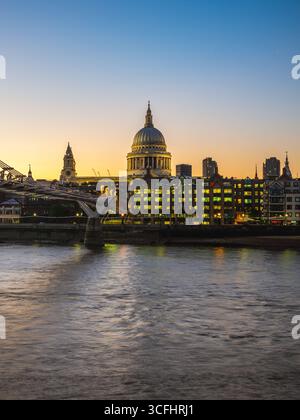 Vue nocturne de la cathédrale St Paul à Londres, Royaume-Uni Banque D'Images