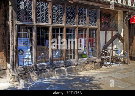 CANTERBURY, GRANDE-BRETAGNE - 15 MAI 2014 : il s'agit d'un fragment d'une vitrine en bois sur la façade de l'une des anciennes maisons historiques à colombages. Banque D'Images