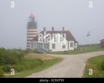 Le phare de West Quoddy Head dans le parc d'État de Quoddy Head à Lubec Maine est le point le plus à l'est des États-Unis contigus. Banque D'Images