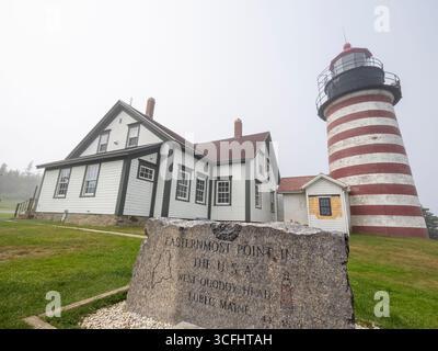 Le phare de West Quoddy Head dans le parc d'État de Quoddy Head à Lubec Maine est le point le plus à l'est des États-Unis contigus. Banque D'Images
