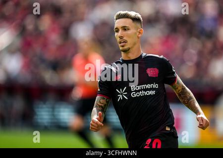 LEVERKUSEN, ALLEMAGNE - 23 AOÛT : Alejandro Grimaldo du Bayer 04 Leverkusen regarde pendant le match de Bundesliga entre Bayer 04 Leverkusen et TSG Hoffenheim à BayArena le 23 août 2025 à Leverkusen, Allemagne. (Photo de René Nijhuis) Banque D'Images