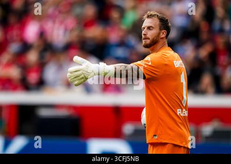 LEVERKUSEN, ALLEMAGNE - 23 AOÛT : le gardien de but Mark Flekken de Bayer 04 Leverkusen fait des gestes lors du match de Bundesliga entre Bayer 04 Leverkusen et TSG Hoffenheim à BayArena le 23 août 2025 à Leverkusen, Allemagne. (Photo de René Nijhuis) Banque D'Images