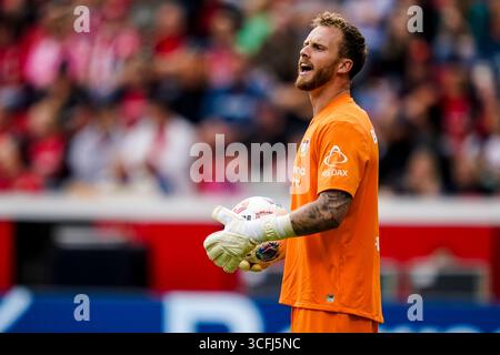 LEVERKUSEN, ALLEMAGNE - 23 AOÛT : le gardien Mark Flekken du Bayer 04 Leverkusen réagit lors du match de Bundesliga entre le Bayer 04 Leverkusen et le TSG Hoffenheim à la BayArena le 23 août 2025 à Leverkusen, Allemagne. (Photo de René Nijhuis) Banque D'Images