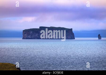 L'île de Drangey à Skagafjoerdur au coucher du soleil, Islande Banque D'Images