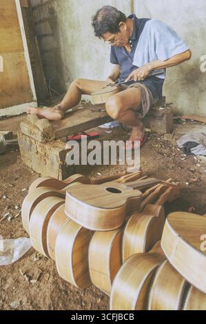 Alegre Guitar Factory, usine de guitare faite à la main dans la ville de lapu lapu des Philippines Banque D'Images