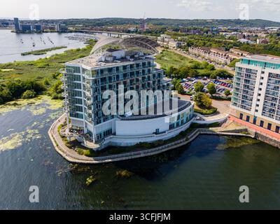 Prise de vue aérienne par drone du moderne St David's Hotel sur le front de mer de Cardiff Bay, au pays de Galles. Banque D'Images