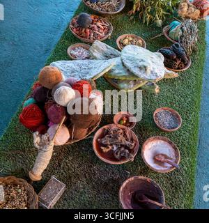 Boules de fil de laine d'alpaga teintes avec des ingrédients andins naturels comme le cactus avec de la cochenille, des herbes et des minéraux utilisés pour les textiles traditionnels péruviens. Banque D'Images