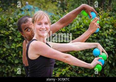 Londres, Royaume-Uni. 23 août 2025. Cadeau de jonglage Gandini 'You Too Can Tutu'. Spectacles de Greenwich Fair et détente en famille le premier jour du London and Docklands International Festival. Greenwich Fair fait partie du festival gratuit GDIF qui voit 30 compagnies se produire et célèbre 30 ans en 2025. Il dure jusqu'au 6 septembre. Crédit : Imageplotter/Alamy Live News Banque D'Images