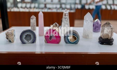Géodes colorées et cristaux de quartz affichés. Pierres naturelles taillées et polies pour la décoration, la guérison et les collections de minéraux au Pérou. Banque D'Images