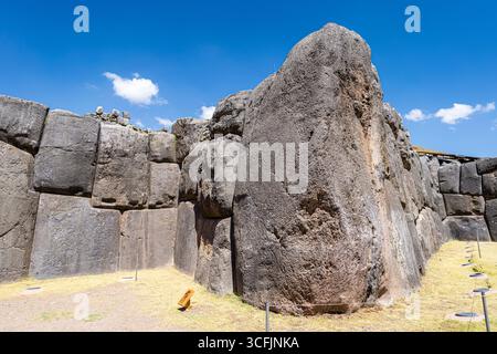 Temple cérémoniel Sacsayhuaman avec des blocs de pierre inca massifs et des murs de forteresse à Cusco Pérou sous la vue de la lumière du jour du ciel bleu clair Banque D'Images