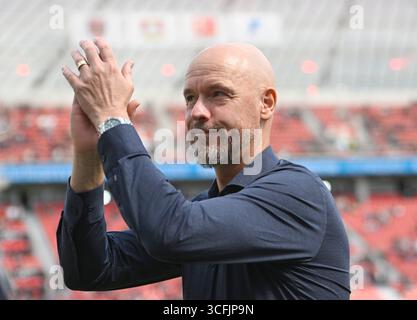 Leverkusen, Allemagne. 23 août 2025. Entraîneur Erik Ten Hag (Bayer Leverkusen) Football 1. Bundesliga, 1. Journée, Bayer 04 Leverkusen - TSG Hoffenheim, le 23 août 2025, à Leverkusen, Allemagne. #La réglementation DFL interdit toute utilisation de photographies comme séquences d'images et/ou quasi-vidéo # crédit : dpa/Alamy Live News Banque D'Images