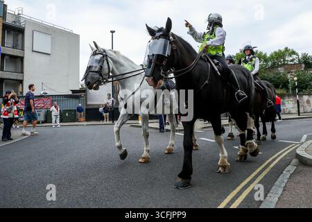 Londres, Royaume-Uni. 23 août 2025. La police arrive à Emirates Stadium avant le match de premier League Arsenal vs Leeds United à Emirates Stadium, Londres, Royaume-Uni, le 23 août 2025 (photo par Izzy Poles/News images) à Londres, Royaume-Uni, le 23/08/2025. (Photo par Izzy Poles/News images/SIPA USA) crédit : SIPA USA/Alamy Live News Banque D'Images