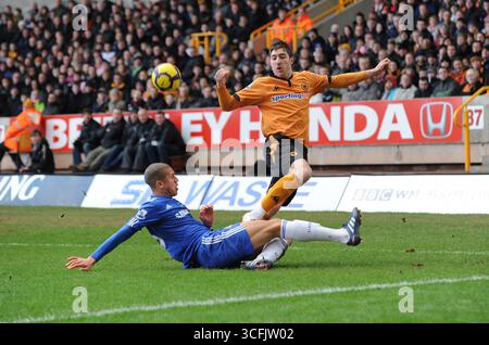 Stephen Ward de Wolverhampton Wanderers et Jeffrey Bruma de Chelsea. Barclays premier League - Wolverhampton Wanderers contre Chelsea Banque D'Images