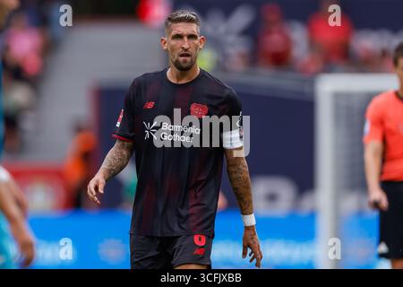 Robert Andrich de Bayer Leverkusen regarde pendant l'Allemand 1. Match de Bundesliga entre Bayer 04 Leverkusen et TSG Hoffenheim à Leverkusen le 23 août 2025 à BayArena, Allemagne. (Crédit : Marcel ter bals/MTB-photo/Alamy Live News) Banque D'Images