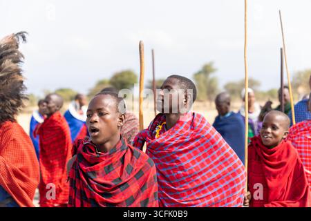 Des hommes Massaï interprétant une danse traditionnelle près de leur village en Tanzanie Banque D'Images
