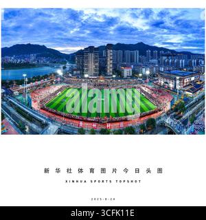 (250823) -- PÉKIN, 23 août 2025 Xinhua) -- une photo de drone aérien prise le 23 août 2025 montre la finale de la Super League du Village de Chine (VSL) 2025, surnommée 'CunChao' à Rongjiang, dans la province du Guizhou du sud-ouest de la Chine. (Xinhua/Yang Wenbin) Banque D'Images