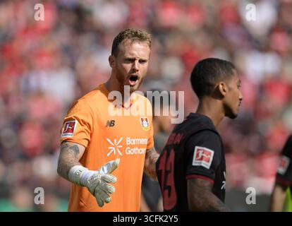 Leverkusen, Allemagne. 23 août 2025. Le gardien Mark Flekken (Bayer Leverkusen), à droite : Arthur (Bayer Leverkusen), 1. Bundesliga, 1. Journée, Bayer 04 Leverkusen - TSG Hoffenheim, le 23 août 2025, à Leverkusen, Allemagne. #La réglementation DFL interdit toute utilisation de photographies comme séquences d'images et/ou quasi-vidéo # crédit : dpa/Alamy Live News Banque D'Images