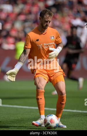 Leverkusen, Allemagne. 23 août 2025. Le gardien Mark Flekken (Bayer Leverkusen) en action lors de la première journée de la Bundesliga, Bayer 04 Leverkusen v. TSG Hoffenheim, le 23 août 2025, à Leverkusen, Allemagne. #La réglementation DFL interdit toute utilisation de photographies comme séquences d'images et/ou quasi-vidéo # crédit : dpa/Alamy Live News Banque D'Images