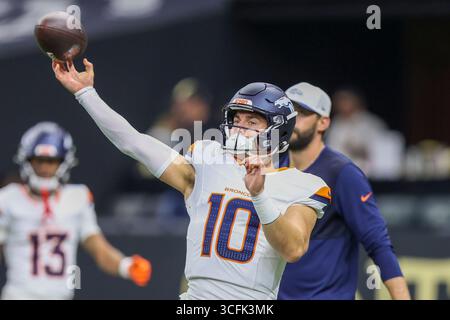 La Nouvelle-Orléans, États-Unis. 23 août 2025. Le quarterback des Broncos de Denver, Bo Nix (10), tente une passe lors d'un match de pré-saison de la NFL le samedi 23 août 2025 au Caesars Superdome de la Nouvelle-Orléans, en Louisiane. (Photo de Peter G. Forest/Sipa USA) crédit : Sipa USA/Alamy Live News Banque D'Images
