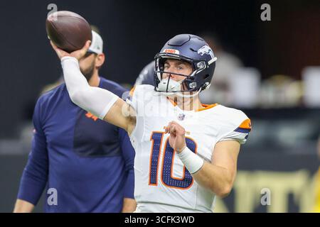 La Nouvelle-Orléans, États-Unis. 23 août 2025. Le quarterback des Broncos de Denver, Bo Nix (10), tente une passe lors d'un match de pré-saison de la NFL le samedi 23 août 2025 au Caesars Superdome de la Nouvelle-Orléans, en Louisiane. (Photo de Peter G. Forest/Sipa USA) crédit : Sipa USA/Alamy Live News Banque D'Images