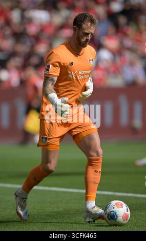 Leverkusen, Allemagne. 23 août 2025. Le gardien Mark Flekken (Bayer Leverkusen) en action lors de la première journée de la Bundesliga, Bayer 04 Leverkusen v. TSG Hoffenheim, le 23 août 2025, à Leverkusen, Allemagne. #La réglementation DFL interdit toute utilisation de photographies comme séquences d'images et/ou quasi-vidéo # crédit : dpa/Alamy Live News Banque D'Images