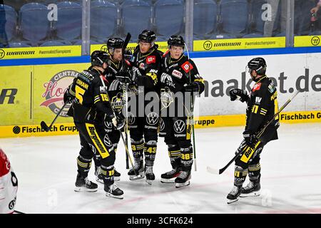 Eishockey DEL2 - Testspiel 25 26 : Krefeld Pinguine vs HC Amiens somme Am 23.08.2025 in der Yayla Arena in Krefeld Torjubel der Pinguine nach dem Ausgleich Foto : osnapix Banque D'Images